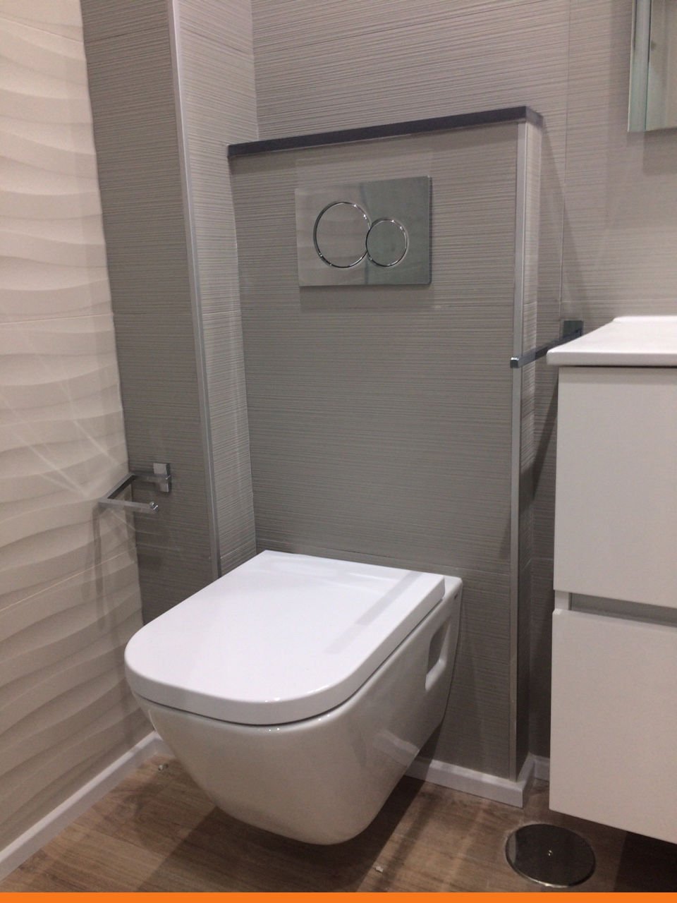 Baño reformado con materiales y acabados modernos en Alicante