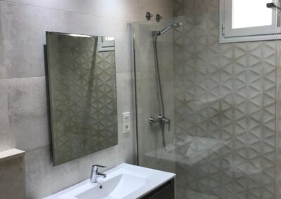 Proyecto 23: Baño integral claro