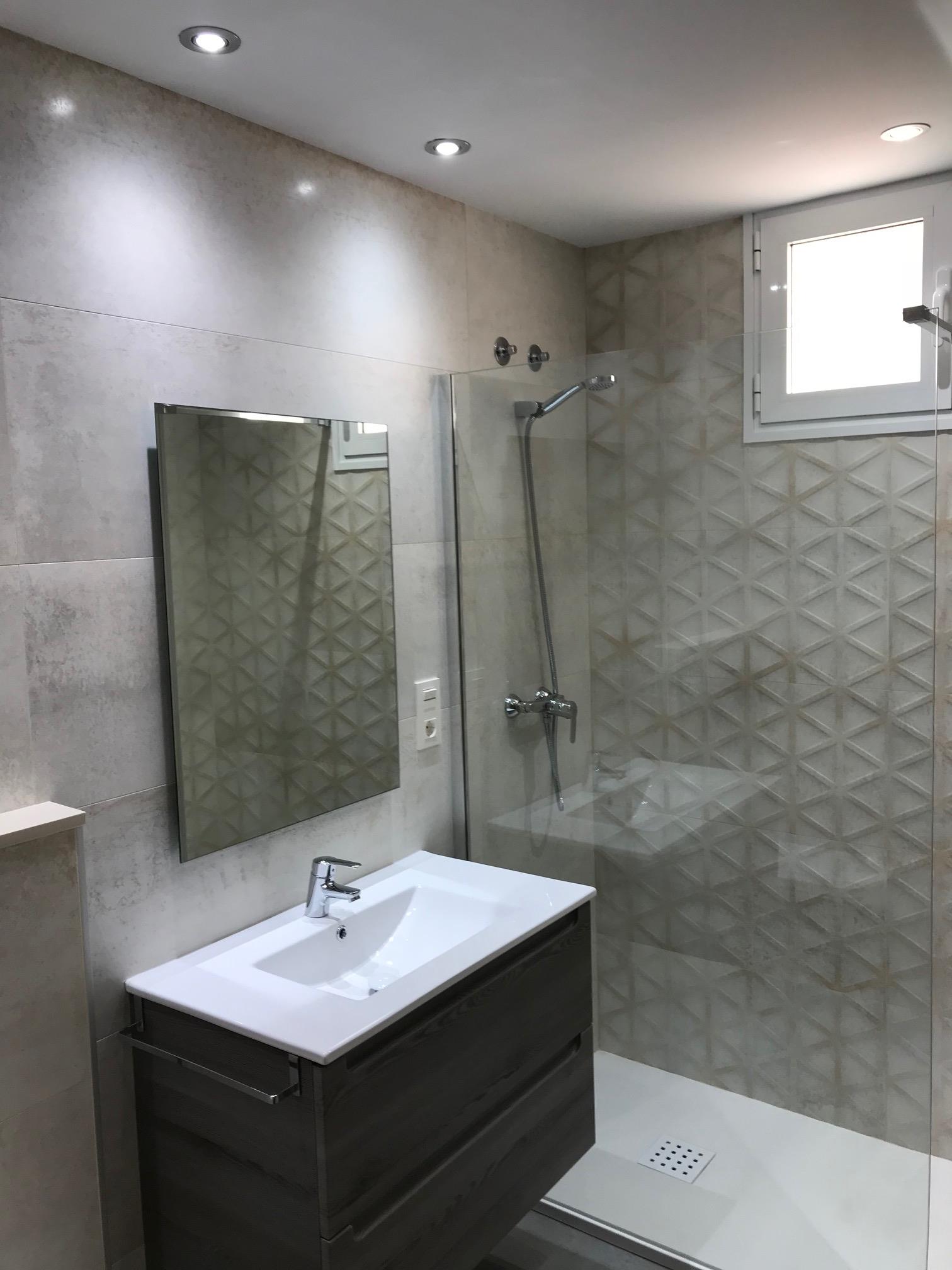 Baño integral claro reformado en Alicante