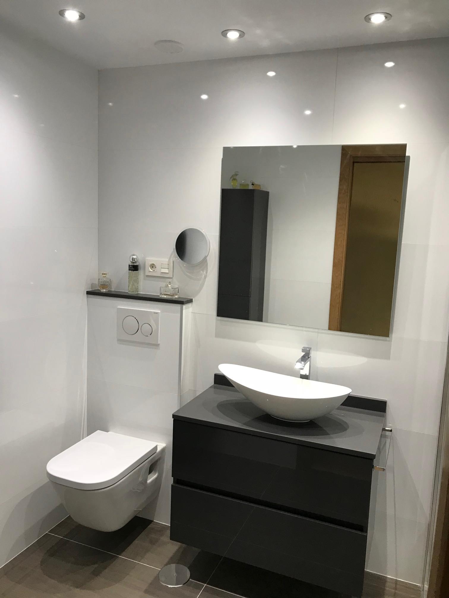 Baño moderno y funcional reformado en Alicante