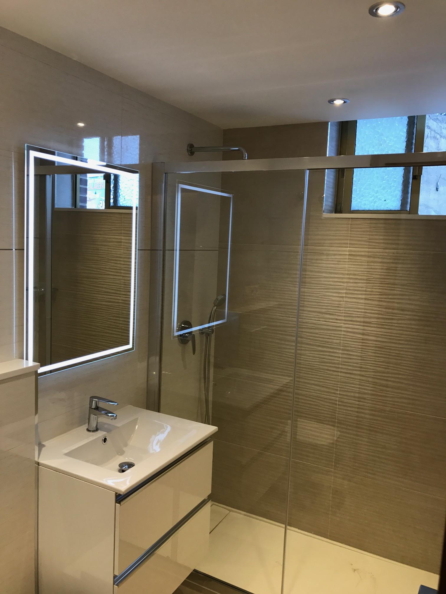 Baño actual reformado con mobiliario moderno en Alicante