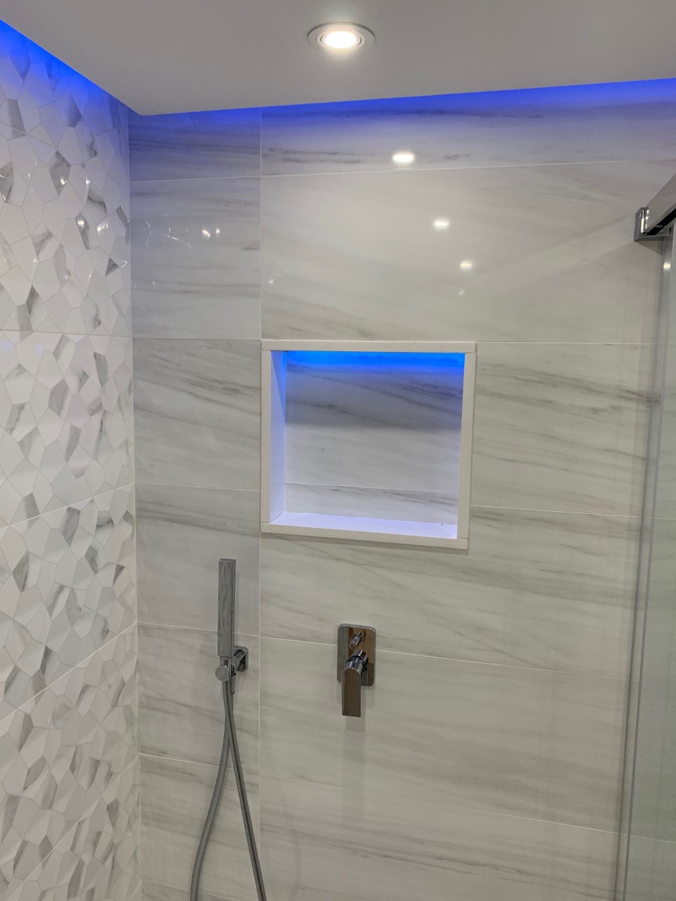 Baño reformado con iluminación LED en Alicante