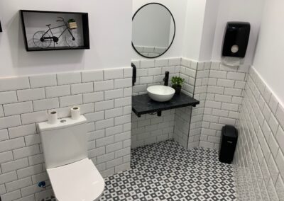 Proyecto 25: reforma de baño en blanco y negro