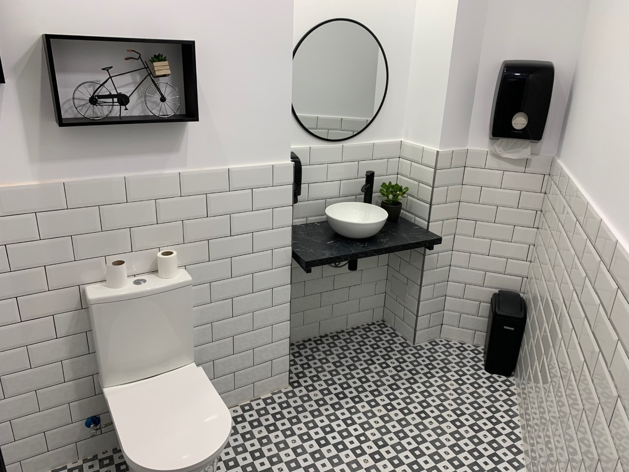 Reforma de baño en blanco y negro en Alicante