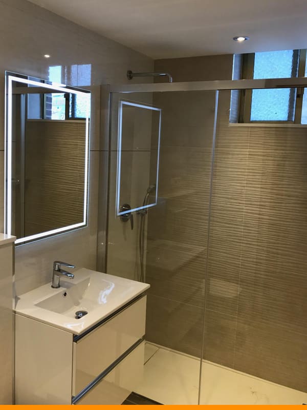 cambio-de-banera-por-un-plato-de-ducha Reformamos su baño instalando un plato de ducha más cómodo y funcional en Alicante