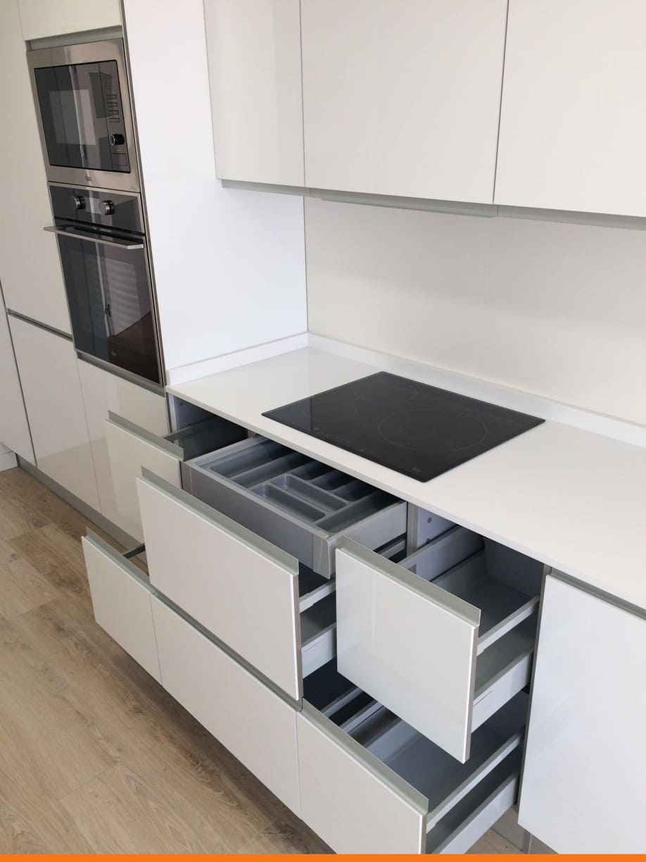 reforam de cocina con muebles blanco mate minimalista