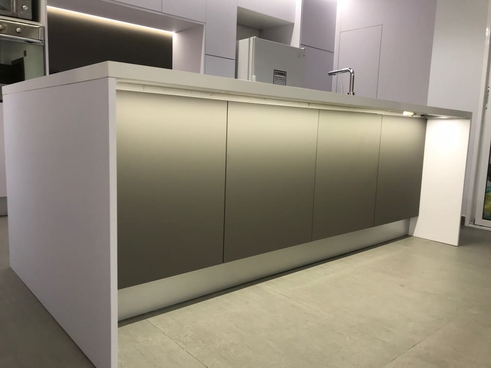 Peninsula y reforma de cocina minimalista